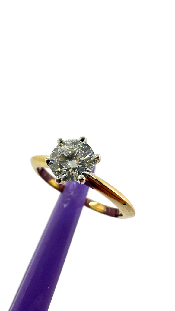 Bague avec diamant solitaire de 1 carat